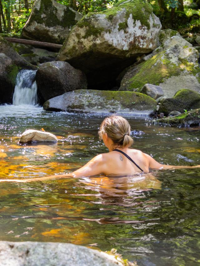 Baignade dans le ruisseau du Cayla