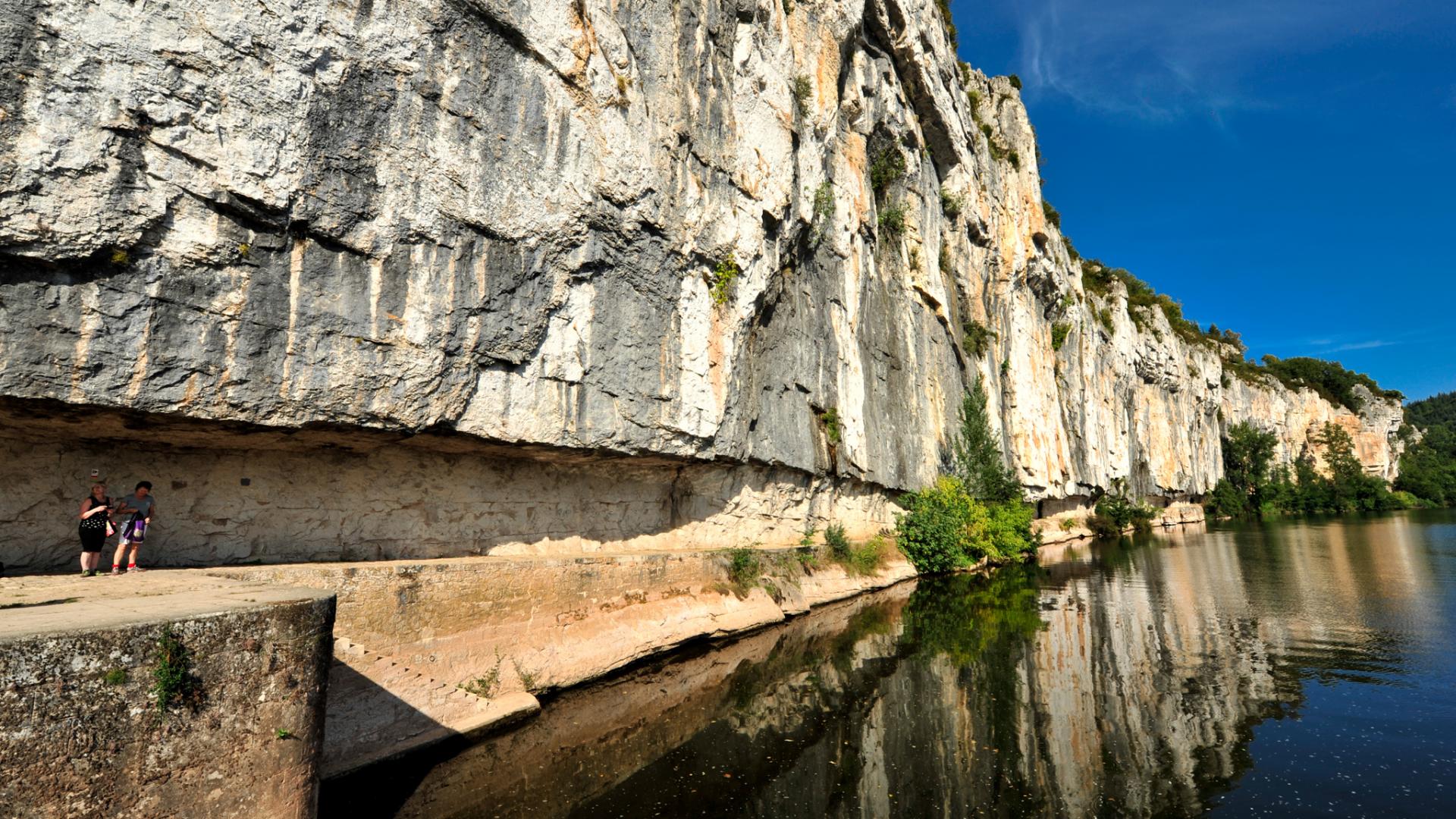le-chemin-de-halage-de-ganil-au-bord-de-la-rivi-re-lot