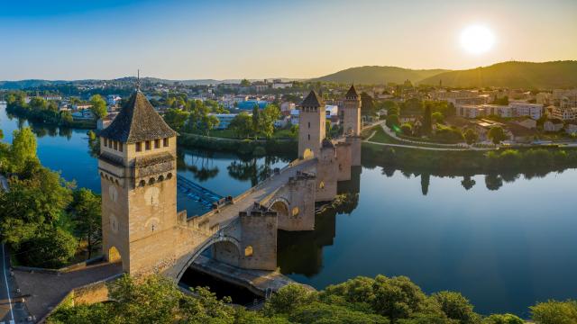 web21-190916174748-vue-aerienne-du-pont-valentre-a-cahors-christophe-bouthe-agence-vent-dautan-640x360.jpg