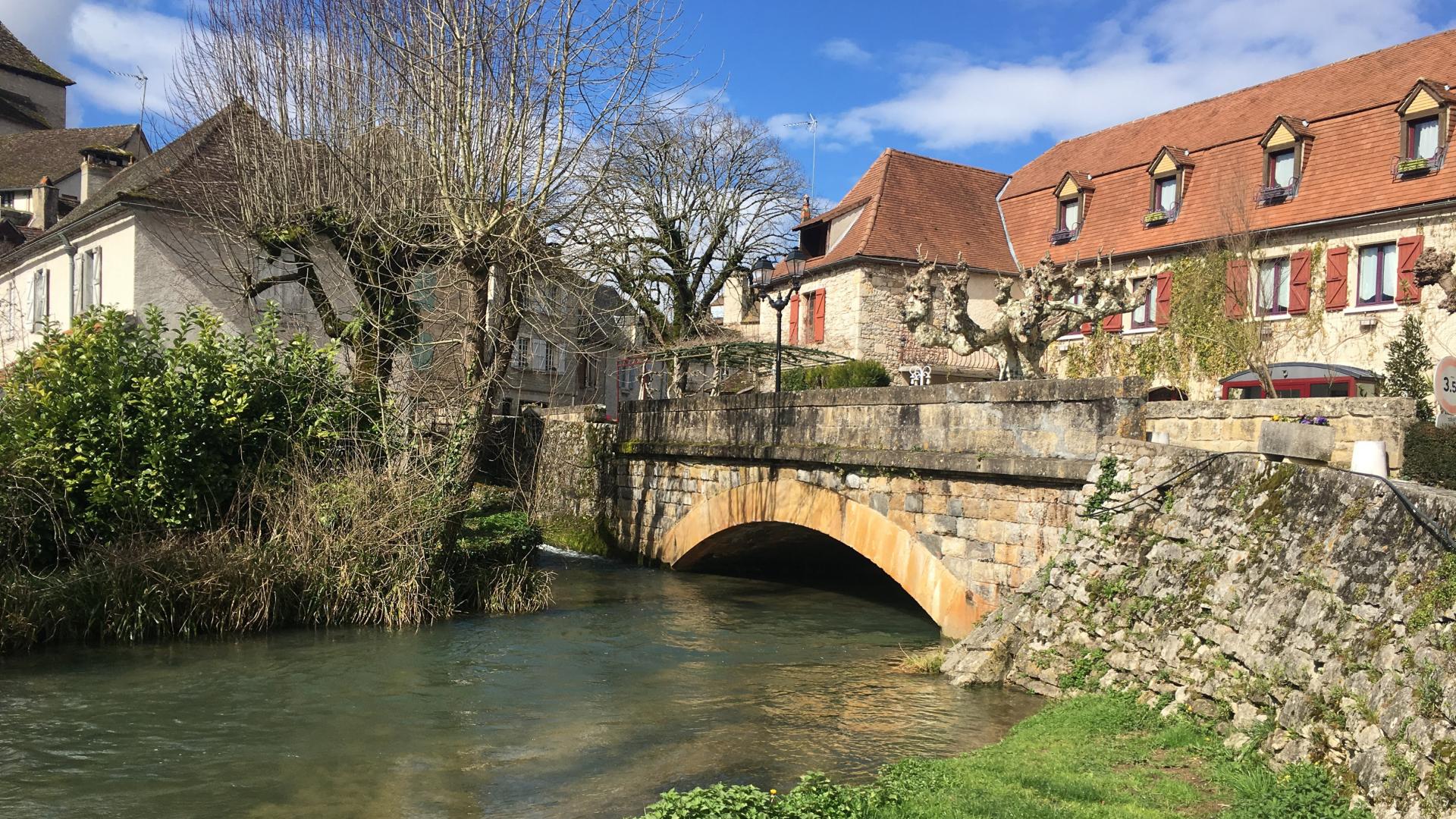 Creysse Dans Le Lot Village Remarquable Au Bord De La Dordogne 