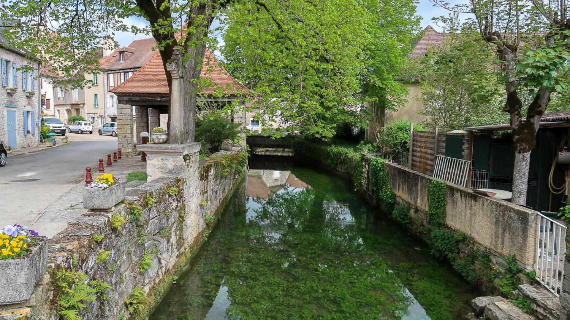 Creysse Dans Le Lot Village Remarquable Au Bord De La Dordogne 