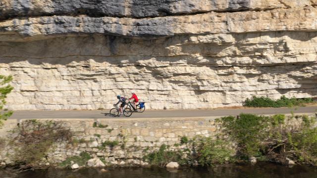 Cyclistes Sur La V87 à Flanc De Falaise Au Bord De La Dordogne Cyril Novello Lot Tourisme 20230511 145707