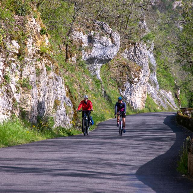 Cyclistes Sur La V87 Sous La Falaise Mirandol Cyril Novello Lot Tourisme 20230420 094648