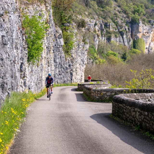 Cyclistes sur la véloroute V87 dans la côte de Gluges à Creys